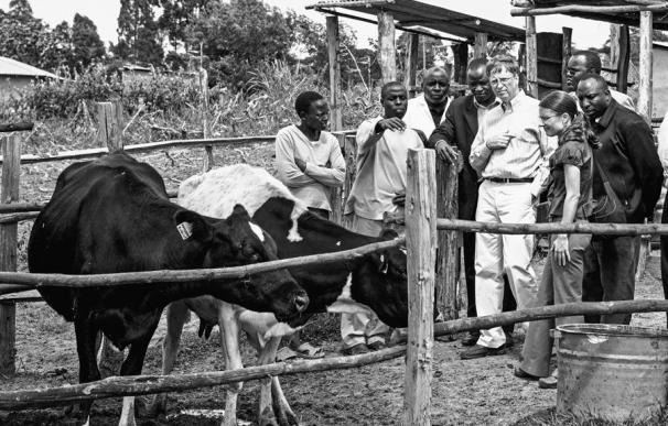 Fotografía cedida por la Fundación Bill y Melinda Gates que muestra al empresario, informático y filántropo estadounidense mientras visita una granja en Kenia