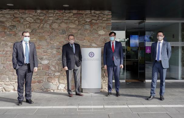 Illa visita las instalaciones de Grífols en Barcelona y se reúne con su presidente