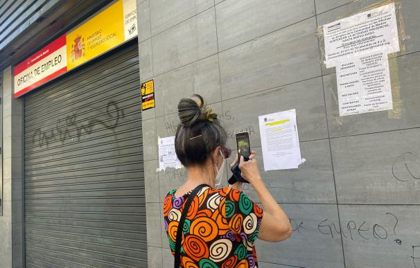 Una mujer fotografía uno de los carteles con instrucciones para hacer trámites por internet colocados en la fachada de una oficina del SEPE el día en el que se conocen los datos del paro de junio, en Madrid (España), a 2 de julio de 2020. El número de parados registrados en las oficinas del Servicio Público de Empleo Estatal (antiguo Inem) subió en 5.107 desempleados en junio (+0,1%), su mayor repunte en un mes de junio desde 2008, según datos del Ministerio de Trabajo y Economía Social. 02 JULIO 2020;SEPE;2008;MADRID;PARO;INEM;SERVICIO PUBLICO DE EMPLEO ESTATAL Eduardo Parra / Europa Press (Foto de ARCHIVO) 2/7/2020