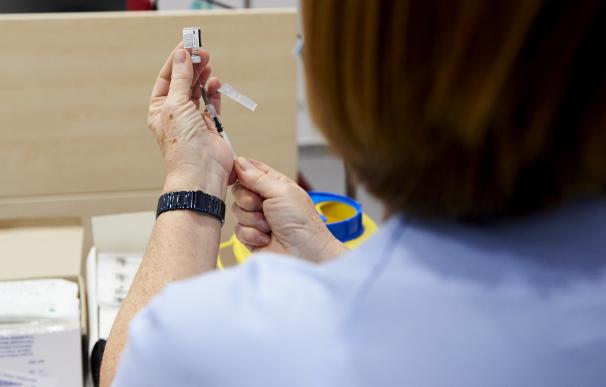Una trabajadora sanitaria sostiene una jeringuilla con la segunda dosis de la vacuna de Pfizer-BioNTech contra la Covid-19 en el Hospital Universitario Marqués de Valdecilla, en Santander, Cantabria (España), a 12 de febrero de 2021. Hace más de un mes que el 90% del personal sanitario de este hospital se vacunó con la primera dosis. 12 FEBRERO 2021;PFIZER-BIONTECH;COVID-19;VACUNA;VACUNAS;CANTABRIA;SANTANDER;MARQUÉS DE VALDECILLA;HOSPITAL;CORONAVIRUS Juan Manuel Serrano Arce / Europa Press 12/2/2021
