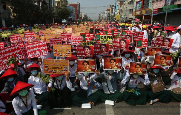 Imagen de una nueva protesta multitudinaria este domingo 28 de febrero en Mandalay, Myanmar.
