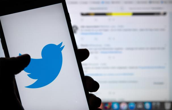 FILED - 23 April 2019, Berlin: A person holds a phone displaying the logo of the Twitter social media platform. US authorities have arrested a 17-year-old in Florida, accusing him of being the "mastermind" of the massive hack of prominent Twitter accounts and a scam which netted him more than 100,000 dollars within hours. Photo: Monika Skolimowska/zb/dpa (Foto de ARCHIVO) 23/4/2019 ONLY FOR USE IN SPAIN