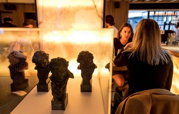 Estatuillas de los Goya ganados por Antonio Banderas expuestas en el restaurante Tercer Acto del Teatro del Soho