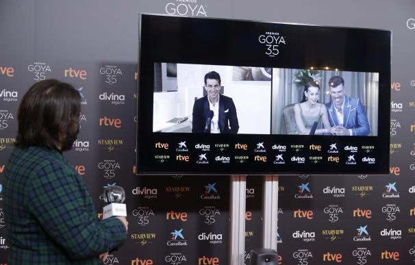 Mario Casas, en el monitor de la izquierda, participa en esta alfombra roja telemática de los Goya.