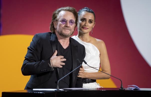 El cantante de U2, Bono, da un discurso al entregarle el Premio Donostia a la actriz Penélope Cruz.
