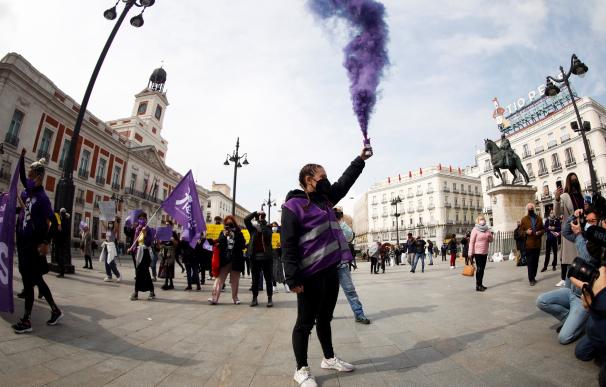 Concentración convocada por el Sindicato de Estudiantes y la asociación Libres y Combativas, por el Día de la Mujer hoy lunes en la Puerta del Sol de Madrid.