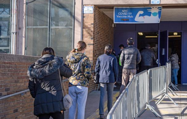 10 January 2021, US, New York: People enter the NYC Health Department Vaccine Hub in Queens to get the coronaviurs (COVID-19) vaccine. Photo: Ron Adar/SOPA Images via ZUMA Wire/dpa Ron Adar / SOPA Images via ZUMA Wi / DPA (Foto de ARCHIVO) 10/1/2021 ONLY FOR USE IN SPAIN