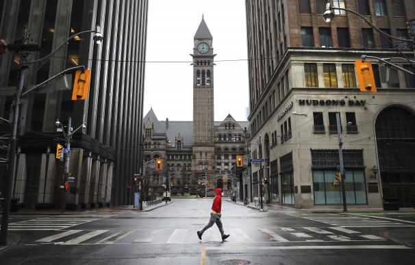 13 April 2020, Canada, Toronto: A man runs across an empty intersection of Bay street and Richmond amid restrictions on public life and non-esseential activities to curb the spreading of coronavirus. Photo: Richard Lautens/The Toronto Star via ZUMA Wire/dpa Richard Lautens / The Toronto Star / DPA (Foto de ARCHIVO) 13/4/2020 ONLY FOR USE IN SPAIN