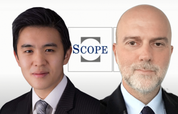Giacomo Barisone (d), director general de calificaciones soberanas de Scope Ratings, y Dennis Shen (i), analista.