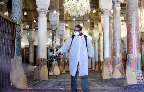 13 March 2020, Tunisia, Tunis: A worker disinfects Al-Zaytuna Mosque amid the coronavirus outbreak. Photo: Jdidi Wassim/SOPA Images via ZUMA Wire/dpa Jdidi Wassim / SOPA Images via ZUM / DPA (Foto de ARCHIVO) 13/3/2020 ONLY FOR USE IN SPAIN