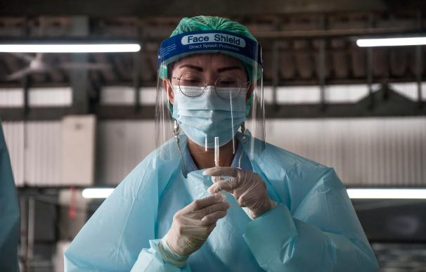 18 March 2021, Thailand, Bangkok: A health worker prepares a dose of the Chinese Sinovac coronavirus vaccine during a mass vaccination campaign at a vaccination centre. Photo: Peerapon Boonyakiat/SOPA Images via ZUMA Wire/dpa Peerapon Boonyakiat / SOPA Images / DPA 18/3/2021 ONLY FOR USE IN SPAIN