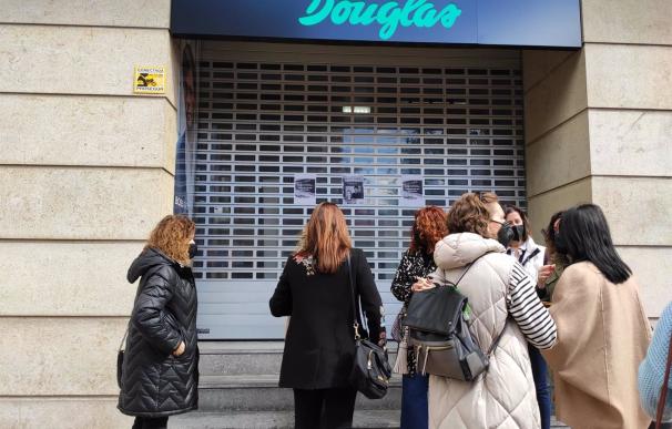 12/03/2021 Las trabajadoras de la cadena de perfumerías Douglas han clausurado sus tiendas a modo de protesta por la decisión de la compañía de cerrar 103 tiendas, tres de ellas en Asturias. ECONOMIA