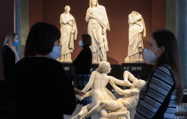 Varios visitantes en un museo de Dresde, en Alemania