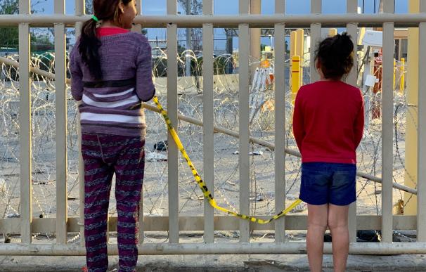 Dos menores en la frontera de México con Estados Unidos.