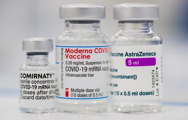 16 March 2021, Bavaria, Nuernberg: Vials of the coronavirus (COVID-19) vaccines from (L-R) Pfizer-BioNTech, Moderna and AstraZeneca, can be seen at the Nueremberg Vaccination Center. Photo: Daniel Karmann/dpa 16/3/2021 ONLY FOR USE IN SPAIN