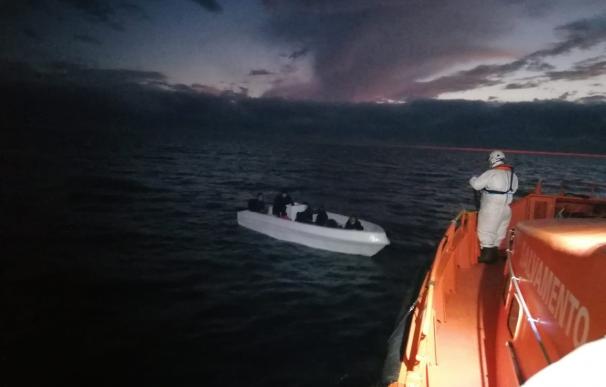 Imagen de la operación de rescate de una patera en alta mar.