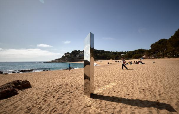 Un monolito metálico de más de dos metros de altura en la playa de Sa Conca del municipio de Castell-Platja d'Aro (Girona), en plena Costa Brava.