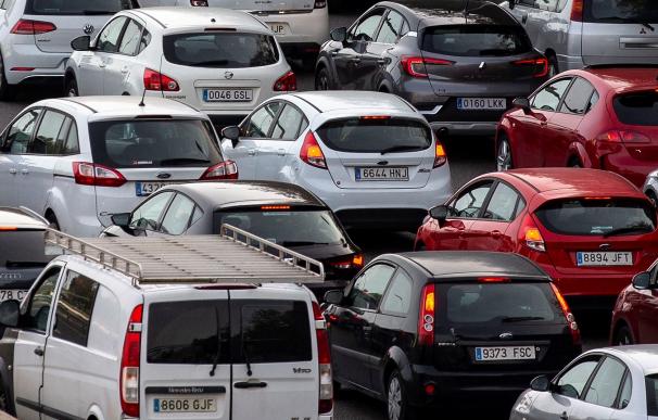 La afluencia de vehículos en las carreteras que salían de Barcelona ha provocado problemas circulatorios.