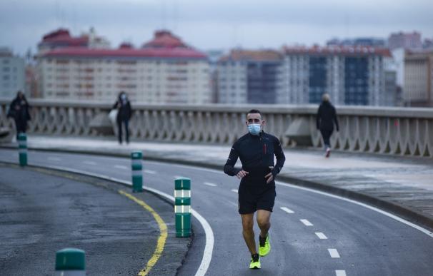 Una normativa obliga a hacer deporte al aire libre con mascarilla y sin compañía en Galicia.