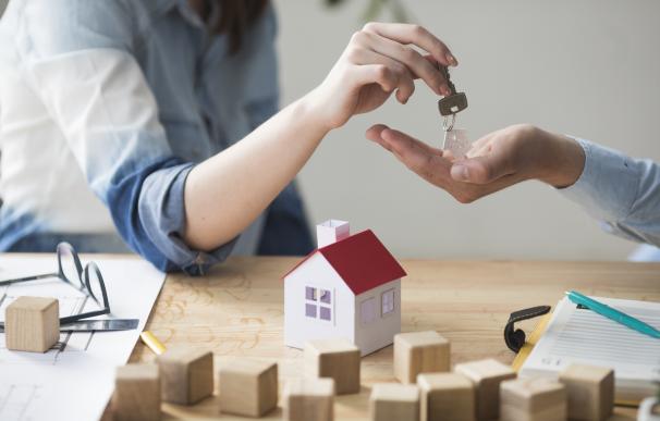 En enero de este año se firmaron un total de 27.518 hipotecas, lo que supone un 5,3% más que durante el mes anterior.