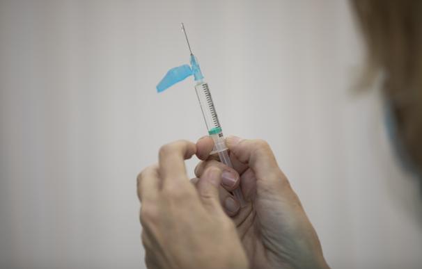 Una sanitaria sostiene una dosis de la vacuna de Pfizer contra el coronavirus durante la vacunación contra Covid-19 a la población de 79 a 70 años.