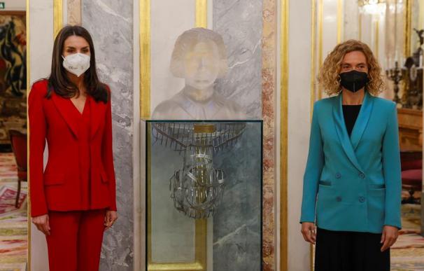 La reina Letizia (i) y la presidenta del Congreso, Meritxell Batet (d) posan junto a un busto de Clara Campoamor