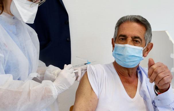 Miguel Ángel Revilla recibe la vacuna del coronavirus