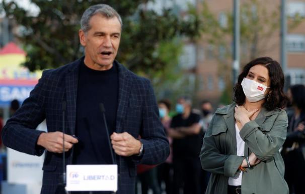 El exdiputado valenciano de Ciudadanos Toni Cantó (i) pronuncia un discurso junto a la presidenta madrileña, Isabel Díaz Ayuso