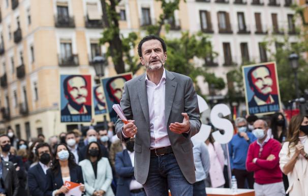 El candidato de Ciudadanos a la Presidencia de la Comunidad de Madrid, Edmundo Bal, durante un acto del partido en la Plaza del Dos de Mayo.
