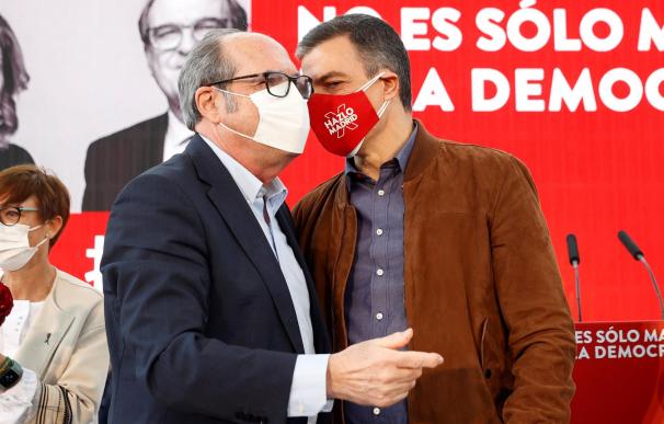 El presidente del Gobierno, Pedro Sánchez (d), participa en un acto de campaña del PSOE para apoyar al candidato socialista a la Comunidad de Madrid, Ángel Gabilondo