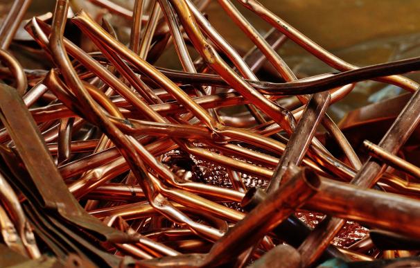 El cobre se desmarca de las caídas en los metales industriales y reedita máximos