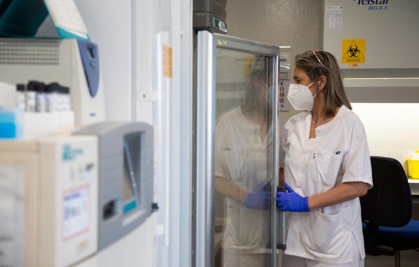 Una investigadora trabaja en el laboratorio de Microbiología del Hospital Universitario de Badajoz.