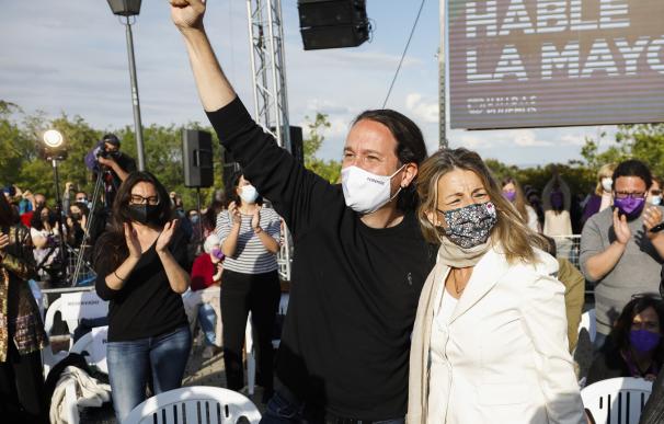 Pablo Iglesias y la ministra de Trabajo, Yolanda Díaz, durante el acto de cierre de campaña.