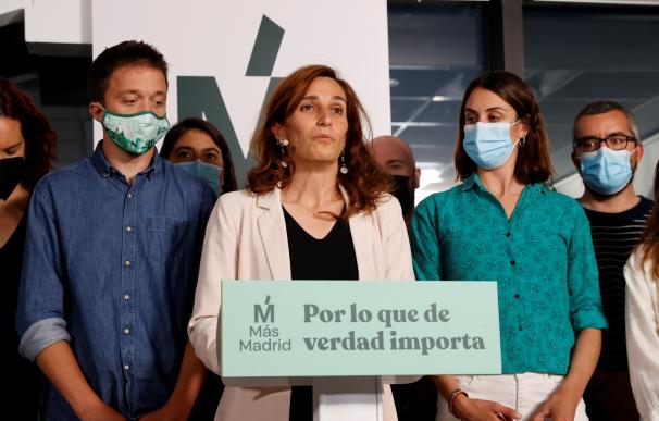 La candidata de Más Madrid en las elecciones a la Comunidad de Madrid, Mónica García (c), valora los resultados electorales en la sede del partido en la capital.