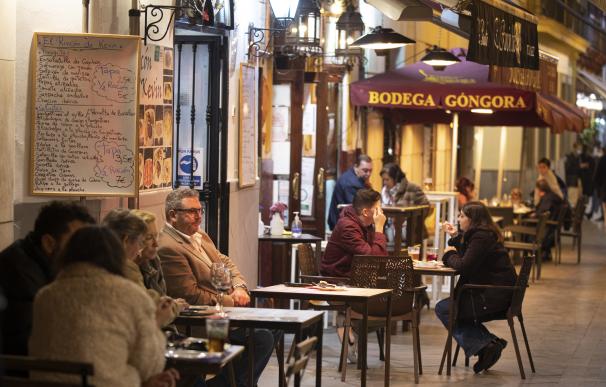 Varias personas en la terraza de un bar en Sevilla.