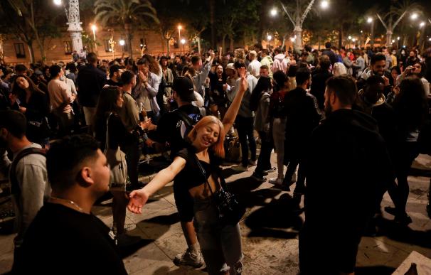 Imagen del Passeig Lluis Companys de Barcelona donde cientos de personas de concentran tras el fin del estado de alarma.
