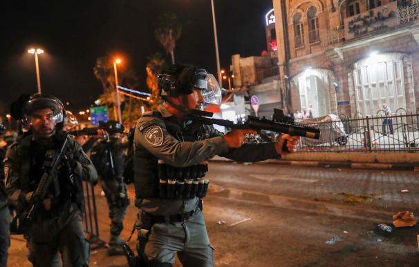 La policía israelí se acerca a una protesta a favor de los palestinos en el vecindario de Sheikh Jarrah, en Jerusalén.