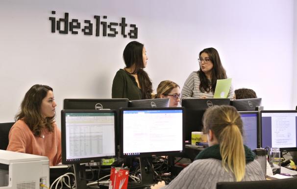 Trabajadores de la empresa Idealista colocados en sus puestos de trabajo, en Madrid.