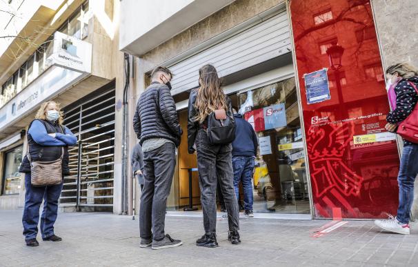 Varias personas con cita previa esperan para entrar en una oficina del SEPE (antiguo INEM), en Valencia, Comunidad Valenciana.