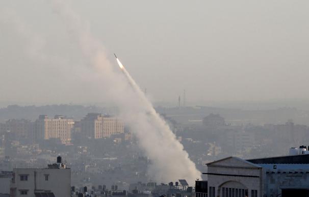 Israel ataca a Hamás en Gaza mientras sigue la tensión en Jerusalén