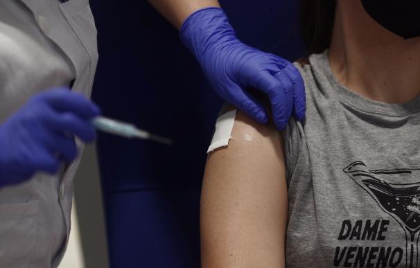 Una mujer recibe la primera dosis de la vacuna de AstraZeneca