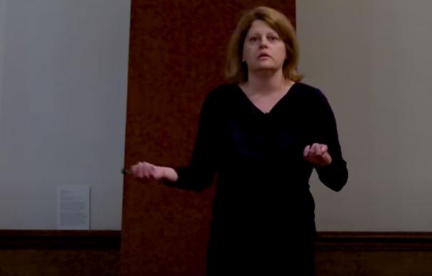 Sally Buzbee durante una TeD Talk en la Universidad de Columbia