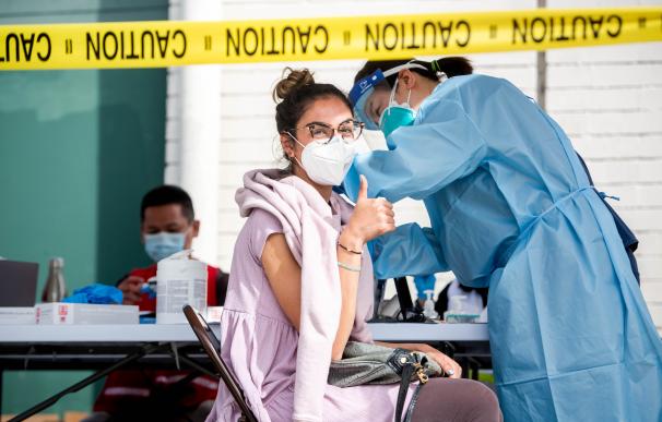 07 January 2021, US, Los Angeles: Talia Gabbai, a speech therapist, receives her first dose of the coronavirus (COVID-19) vaccine at Ritchie Valens Park in Pacoima. Photo: Sarah Reingewirtz/Orange County Register via ZUMA/dpa Sarah Reingewirtz / Orange County / DPA (Foto de ARCHIVO) 7/1/2021 ONLY FOR USE IN SPAIN