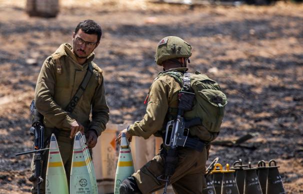 14 May 2021, Israel, Sderot: Israeli soldiers prepare to fire artillery shells towards the Gaza Strip at the Israeli Gaza border near Sderot, amid the escalating flare-up of Israeli-Palestinian violence. Photo: Ilia Yefimovich/dpa 14/5/2021 ONLY FOR USE IN SPAIN