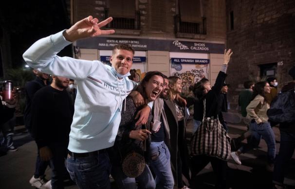 Varios jóvenes se divierten por el centro de la ciudad de Barcelona después de que la policía los haya desalojado de Arc de Triomf.
