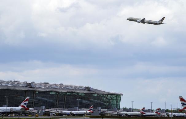 17 May 2021, United Kingdom, London: A plane takes off at Heathrow Airport, West London, as thousands of people have departed on international flights after the ban on foreign holidays was lifted for people in Britain. Photo: Steve Parsons/PA Wire/dpa 17/5/2021 ONLY FOR USE IN SPAIN