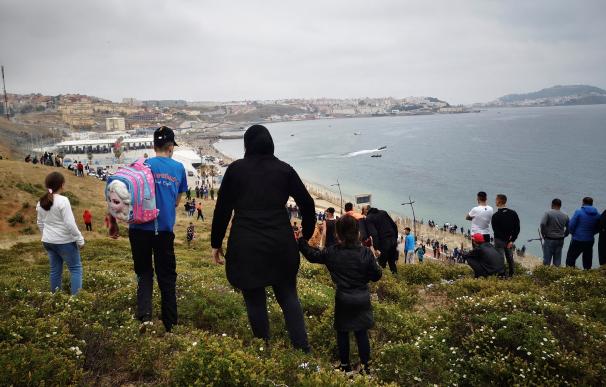 Cientos de personas continúan dirigiéndose este martes desde la localidad de Fnideq (Castillejos) para cruzar hacia Ceuta.
