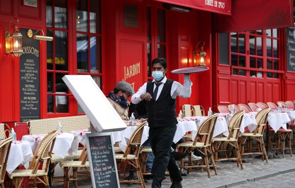 Un camarero en una terraza en París