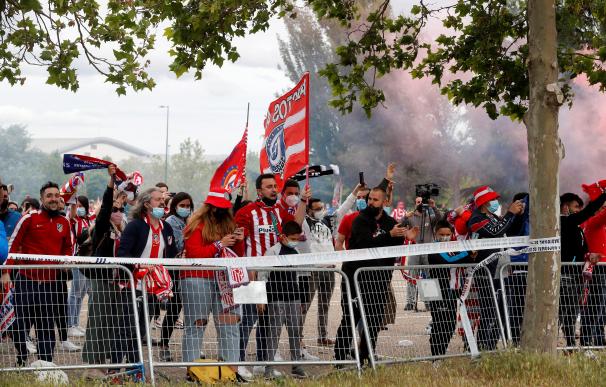 La afición del Atlético de Madrid animan al equipo en los alrededores del estadio José Zorrilla.