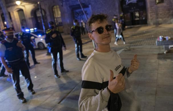 Un joven, frente a un grupo de policías, a 22 de mayo de 2021, en Barcelona, Catalunya (España).